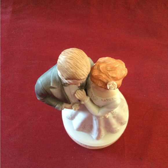 Bride & Groom Musical Figurine - Picture 5 of 7